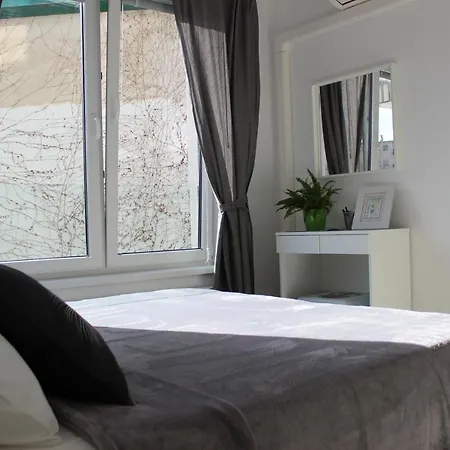 Leo Augustus Apartment *